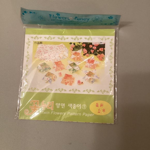 Japanese Twin Flowery Pattern paper (ESSENCE) - Picture 1 of 3